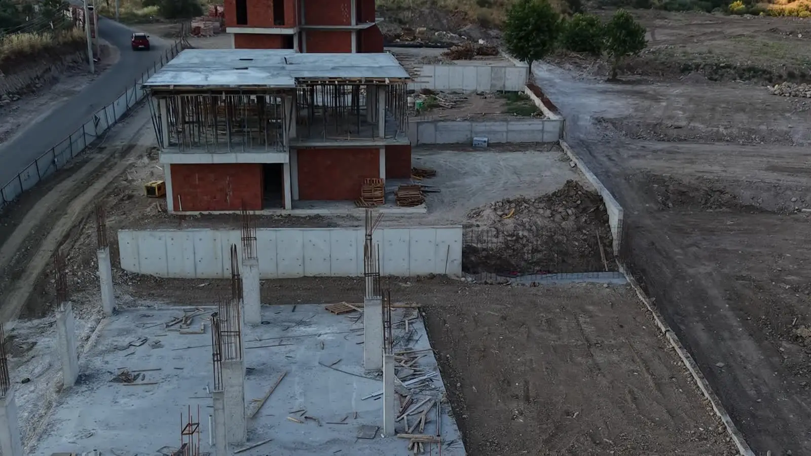 Şantiyede yükselen betonarme karkas ve kolon donatıları