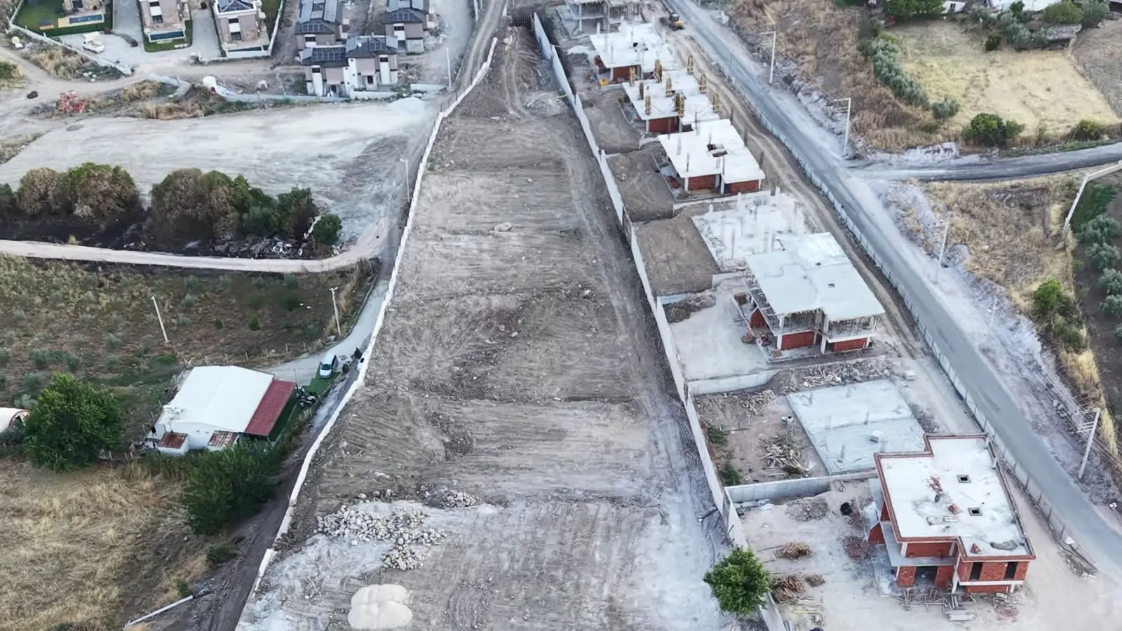 Tesviye edilmiş şantiye zemini ve temel hazırlığı, havadan görünüm