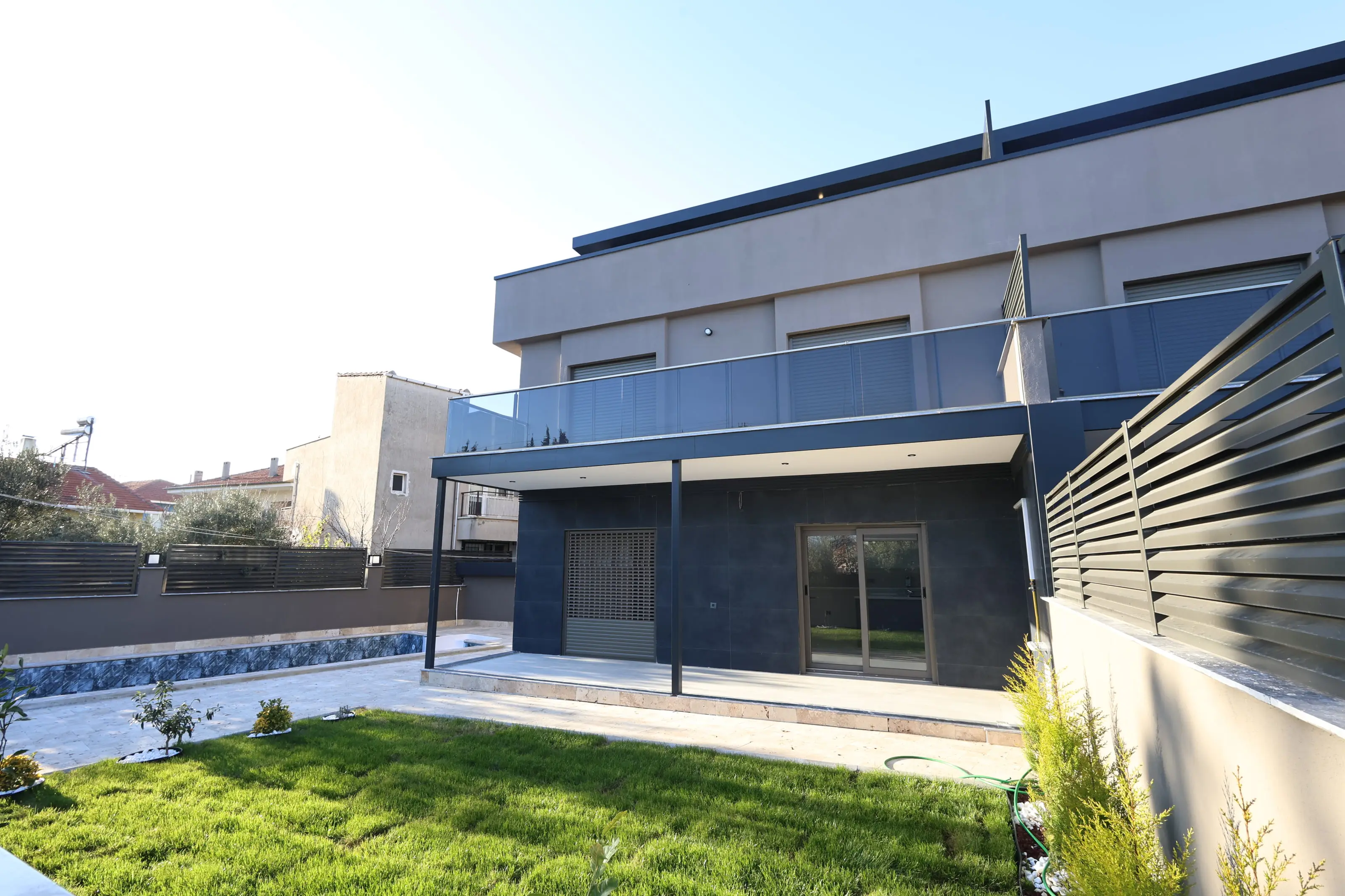 Yenişakran'da teslim edilen villanın bahçe cephesi ve peyzajı